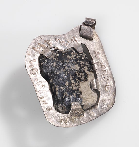 Karl Schmidt-Rottluff - Blattförmiger Silberanhänger mit schwarz-weiß marmoriertem Stein - Rückseite