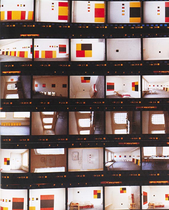 Abbildung zu: Palermos Atelier in D&uuml;sseldorf, 1977, fotografiert von Imi Knoebel unmittelbar nach Palermos Tod. An den W&auml;nden neben Palermos &bdquo;To the people to New York City&ldquo; die vorliegenden beiden letzten Gem&auml;lde &bdquo;Untitled (4teilig)&ldquo; und &bdquo;Untitled (8teilig)&ldquo;. &copy; VG Bild-Kunst, Bonn 2025