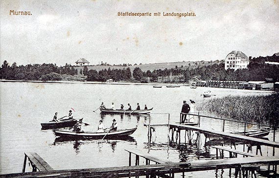 Abbildung zu: Postkarte „Murnau. Staffelseepartie mit Landungsplatz“, um 1900.