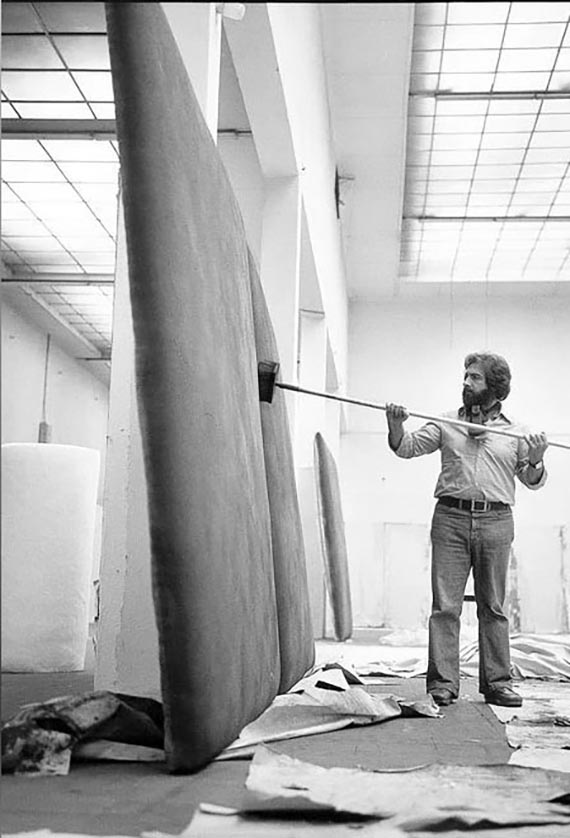 Abbildung zu: Gotthard Graubner malt Kissenbilder für die Documenta 6, Foto: Erika Kiffl. © VG Bild-Kunst, Bonn 2026 / Museum Kunstpalast / AFORK