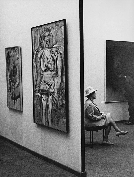 Abbildung zu: Ausstellungsansicht II. Documenta, 1959, Amerikanische Künstler (im Vordergrund Willem de Kooning und im Hintergrund Mark Rothko). © The Willem de Kooning Foundation, New York / 1998 Kate Rothko-Prizel & Christopher<br />Rothko / VG Bild-Kunst, Bonn 2026