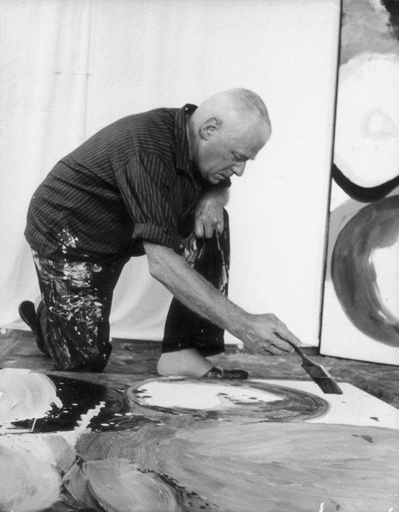 Abbildung zu: E. W. Nay bei der Arbeit, 1964, Foto: unbekannt. &copy; Ernst Wilhelm Nay Stiftung, K&ouml;ln / VG Bild-Kunst, Bonn 2026